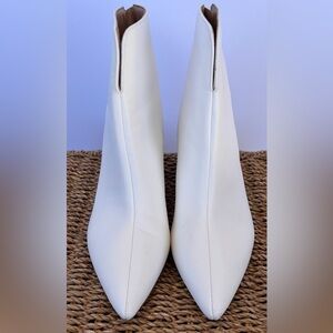 Journee Collection Women’s The Arely Bootie Ankle Boot Back Zip White Size 6.5